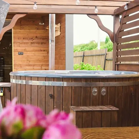 Nasza Na Końcu świata - Bania Z Jacuzzy, Palenisko, Kominek, Planszówki